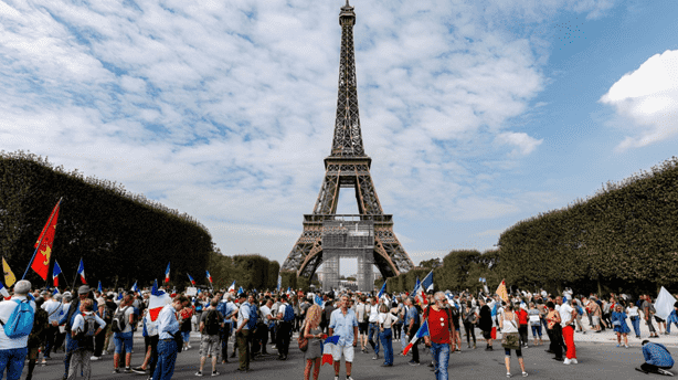 Den Menschenmassen aus dem Weg gehen: Mit einem Pariser Chauffeur durch Paris navigieren